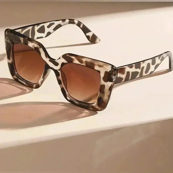 Eye-Catching, Chic Oversized Leopard Print Fashion Glasses for Women - Picture 1 of 4